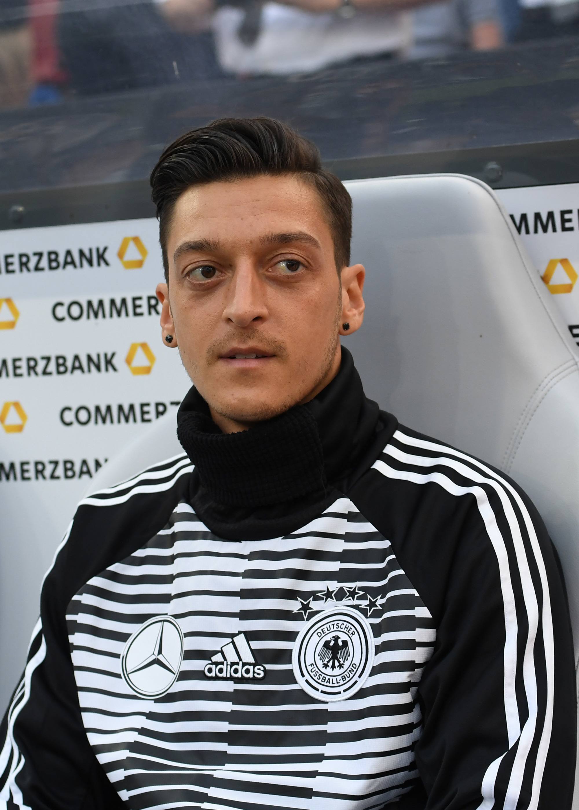 Side-parted dengan gaya sisir comb over. (Foto: REX by Shutterstock)