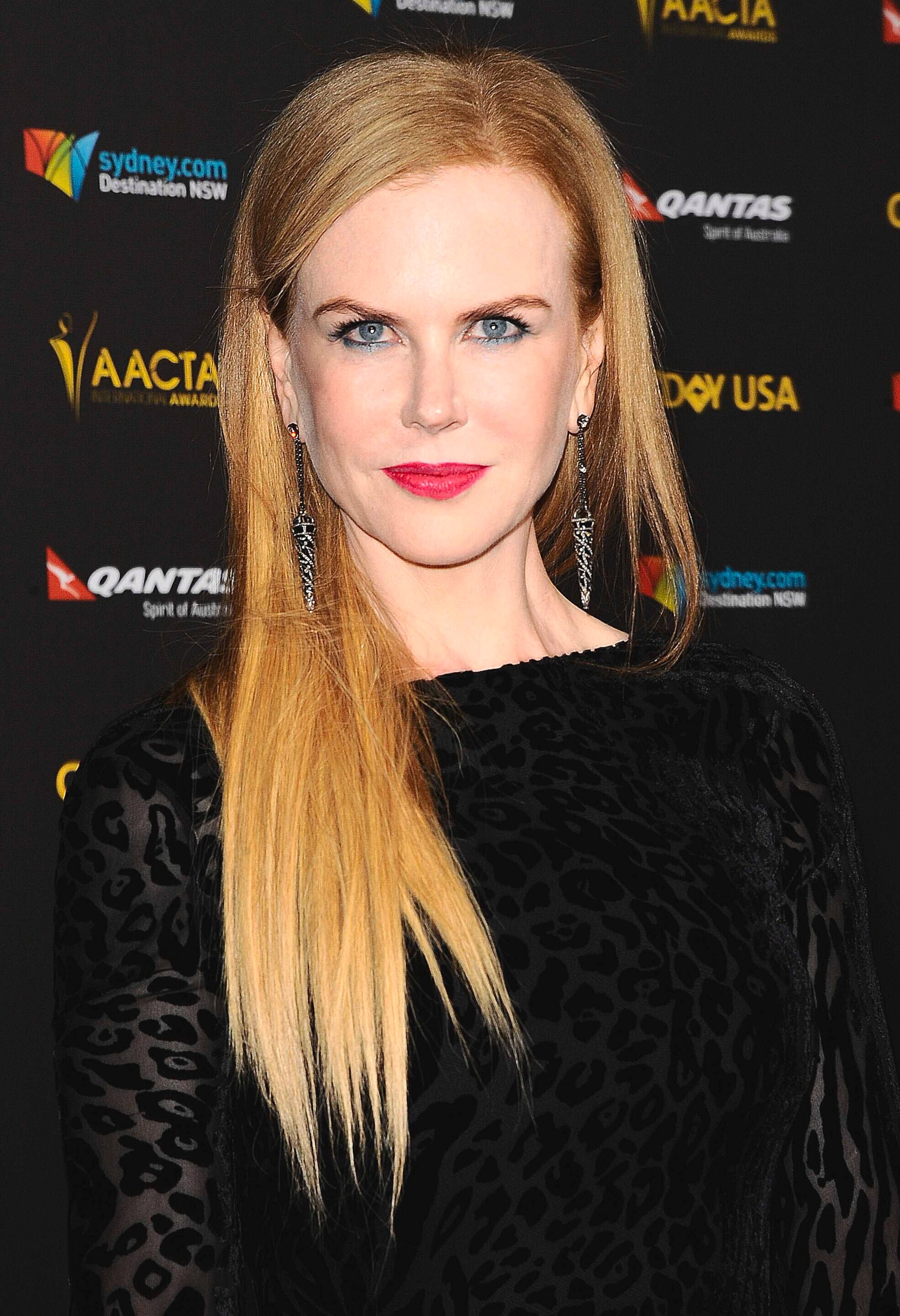 model rambut panjang lurus cocok untuk gaya klasik. (Foto: Shutterstock)
