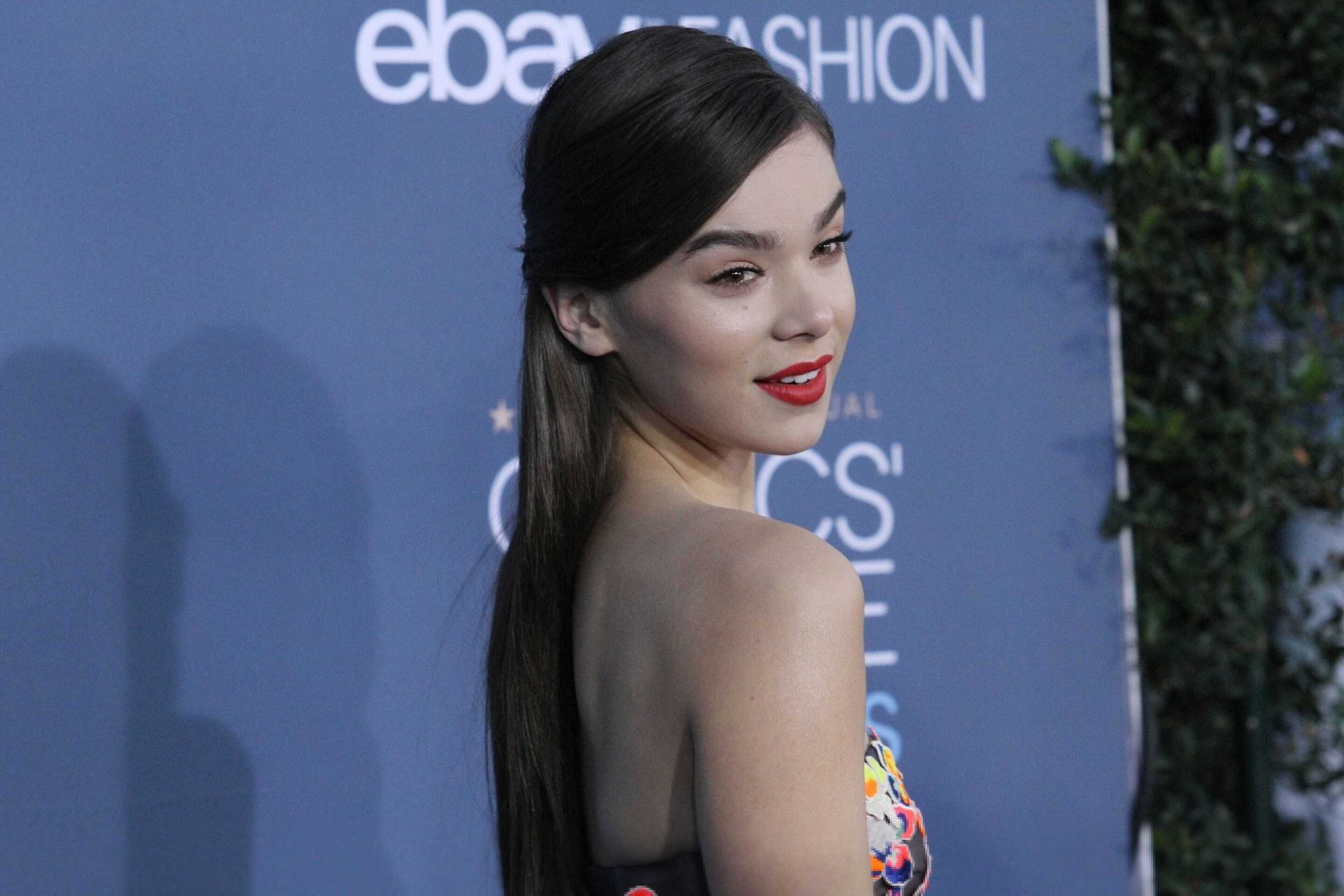 Soft layer pun cocok dengan poni samping. (Foto: REX by Shutterstock)