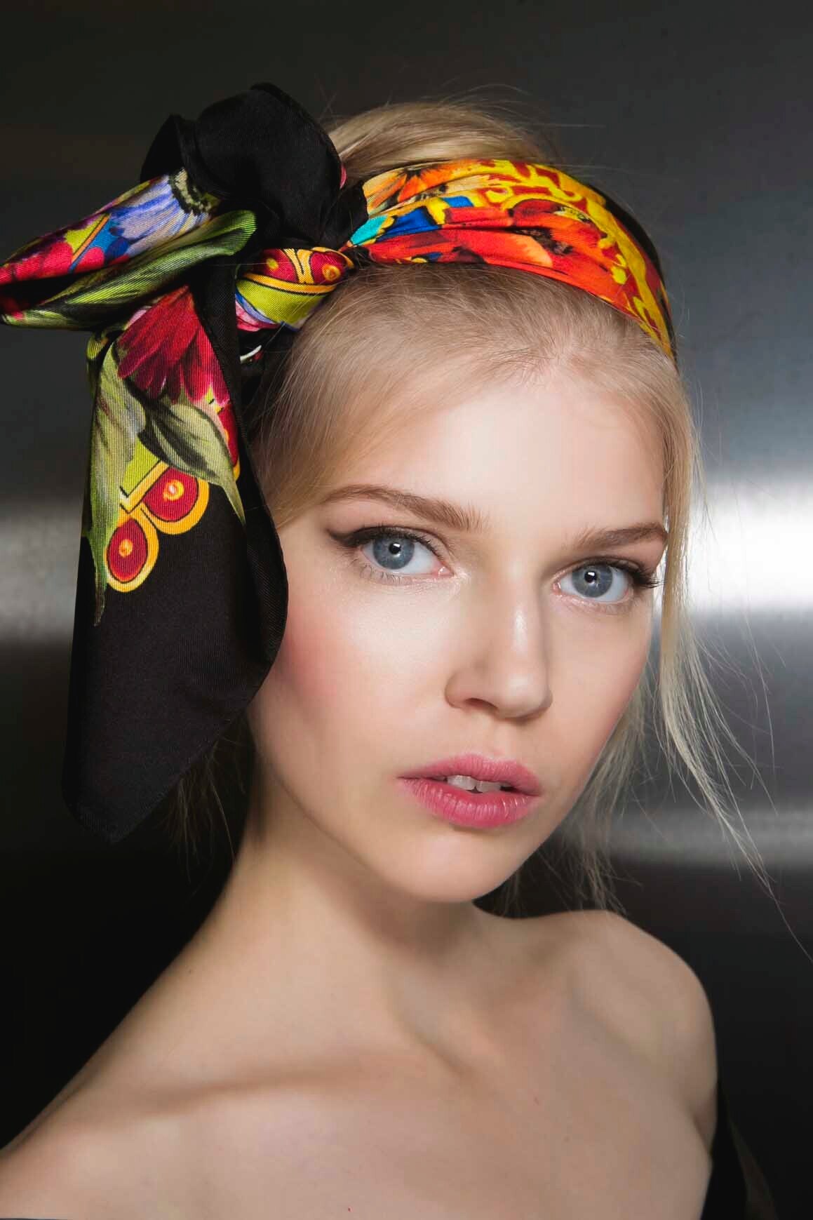 Untuk gaya yang lebih modern dan urban, kamu bisa menggunakan scarf dengan gaya ini. (Foto: indigitalimages.com)