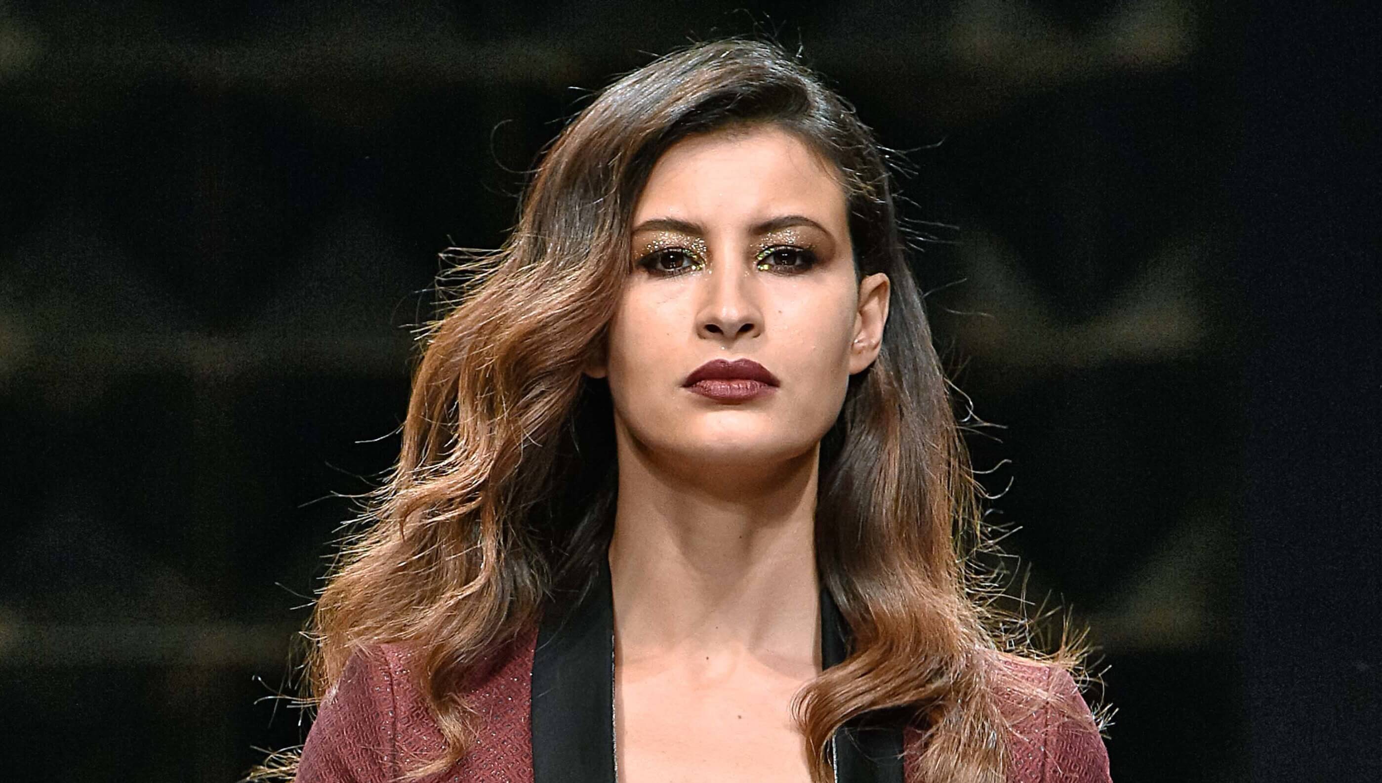 Rona kemerahan pada warna rambut auburn membuat kulitmu makin cerah. (Foto: REX by Shutterstock)