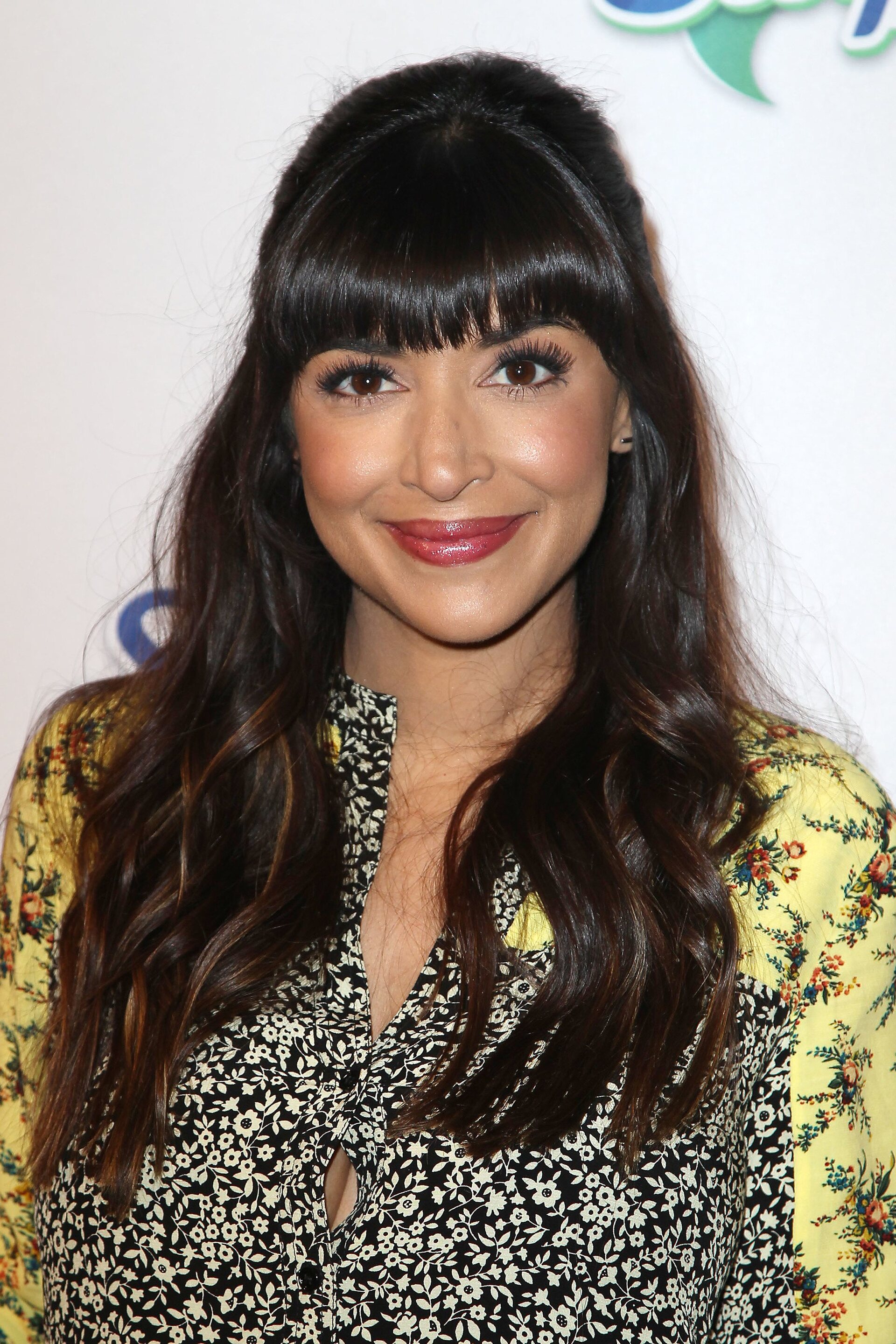 hannah-simone-ponytail-rambut-hitam