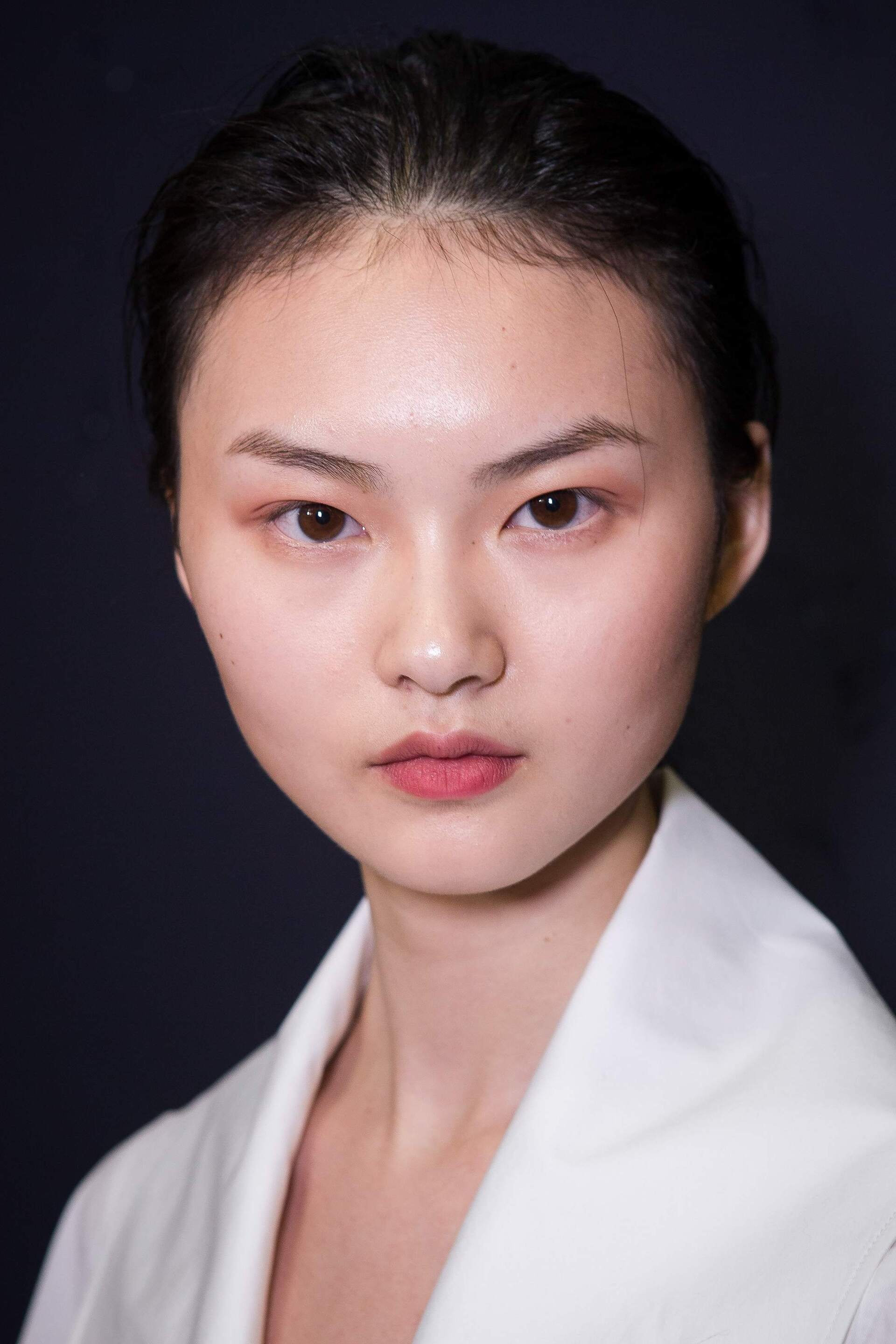 Wanita asia dengan wajah bulat