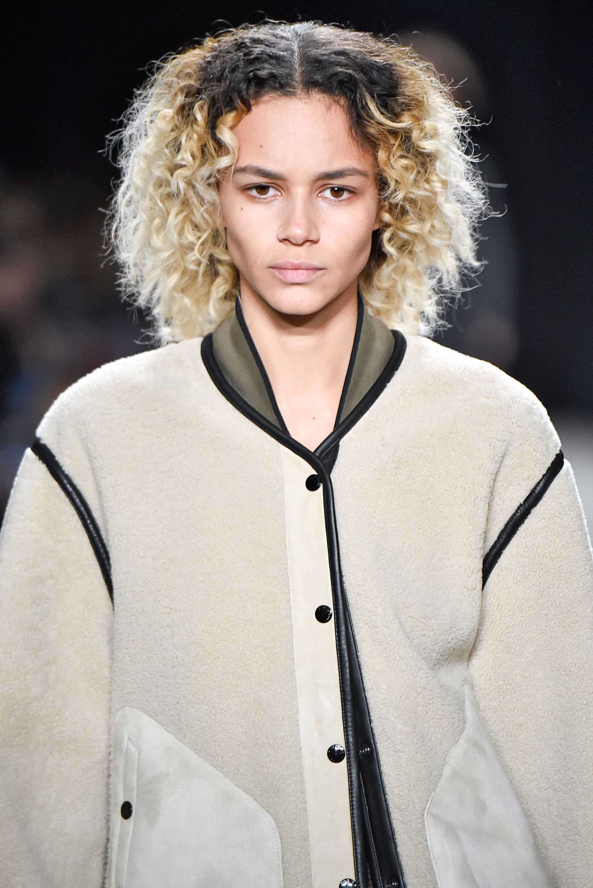 Tertarik padukan pada model rambut pirang? (Foto: Indigitalimages.com)