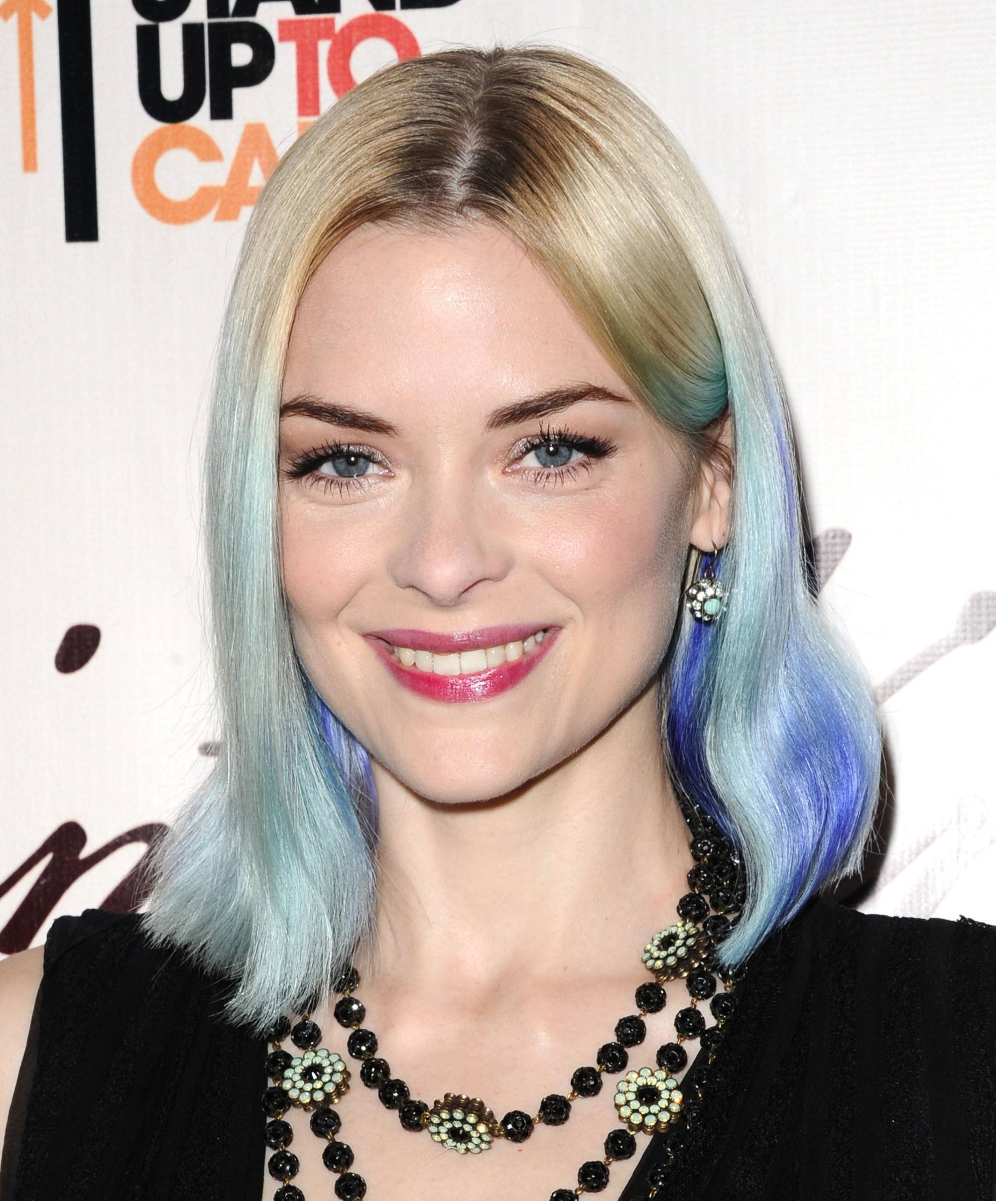 Model rambut medium bob dengan gaya ombre dye dip biru.