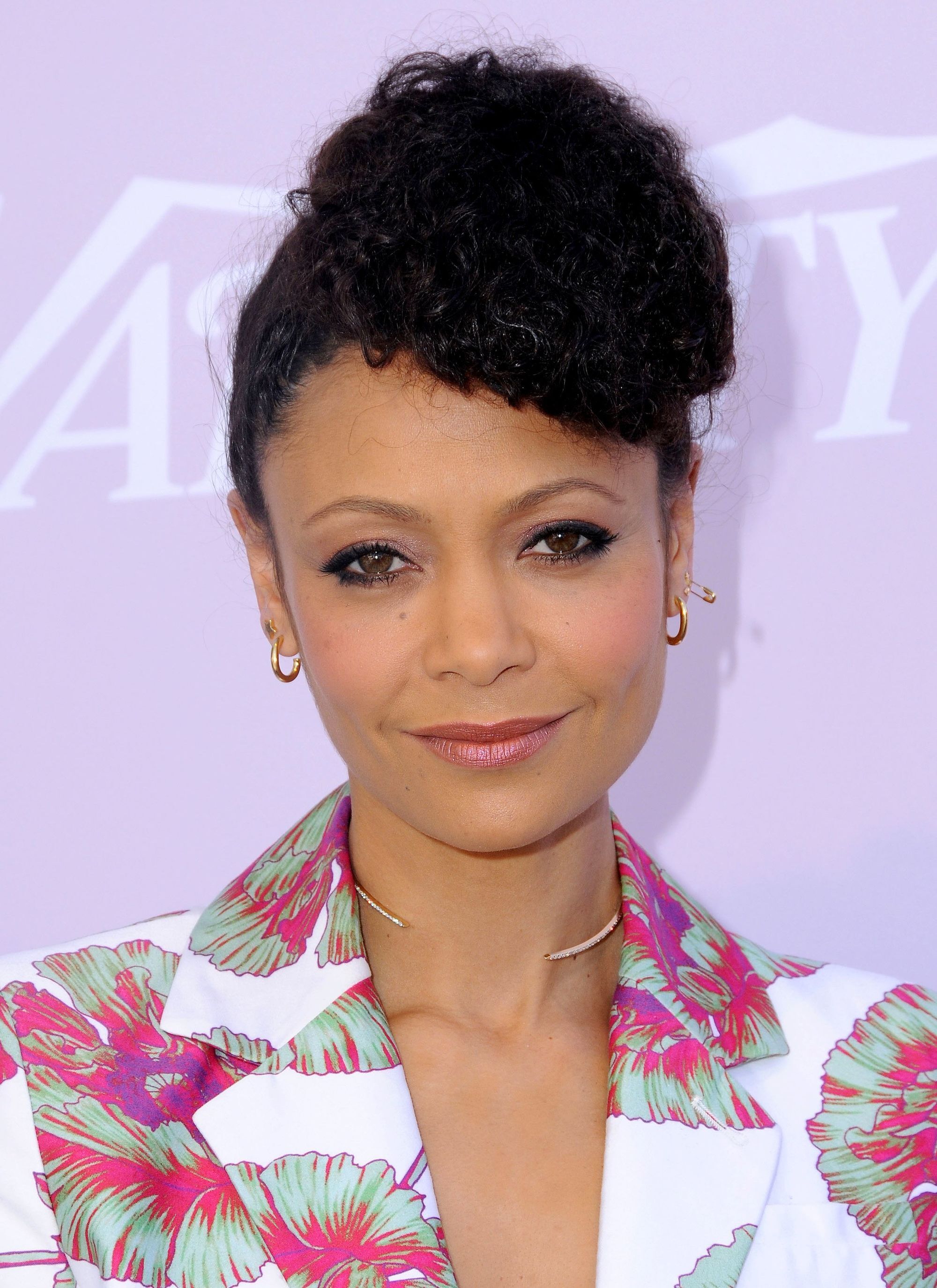 Cepol rambut ini bisa dijadikan inspirasi updo untuk rambut keriting. (Foto: REX by Shutterstock)