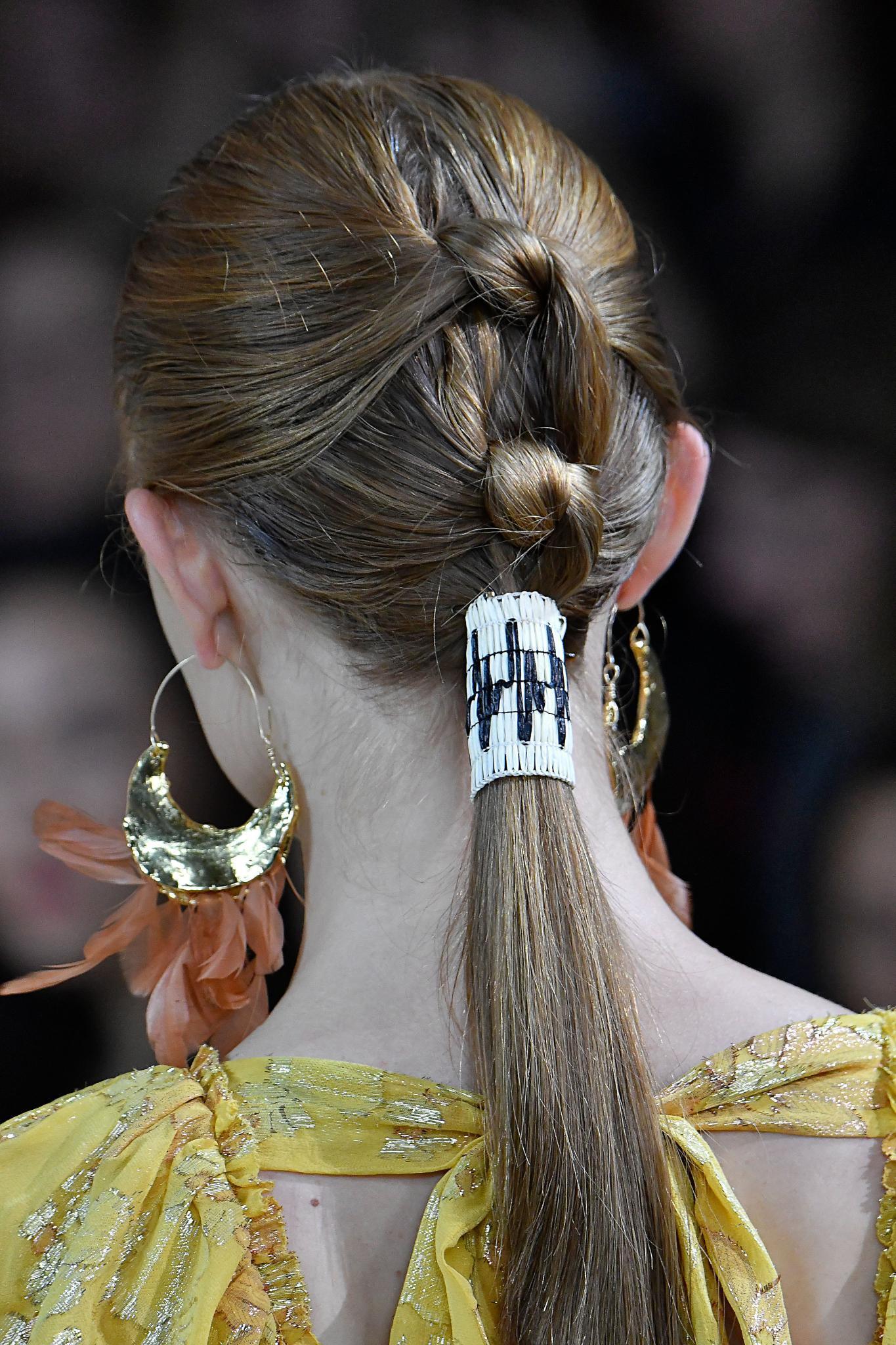 Salah satu cara untuk membuat gaya rambut sederhana menjadi playful. (Foto: Indigitalimages.com)