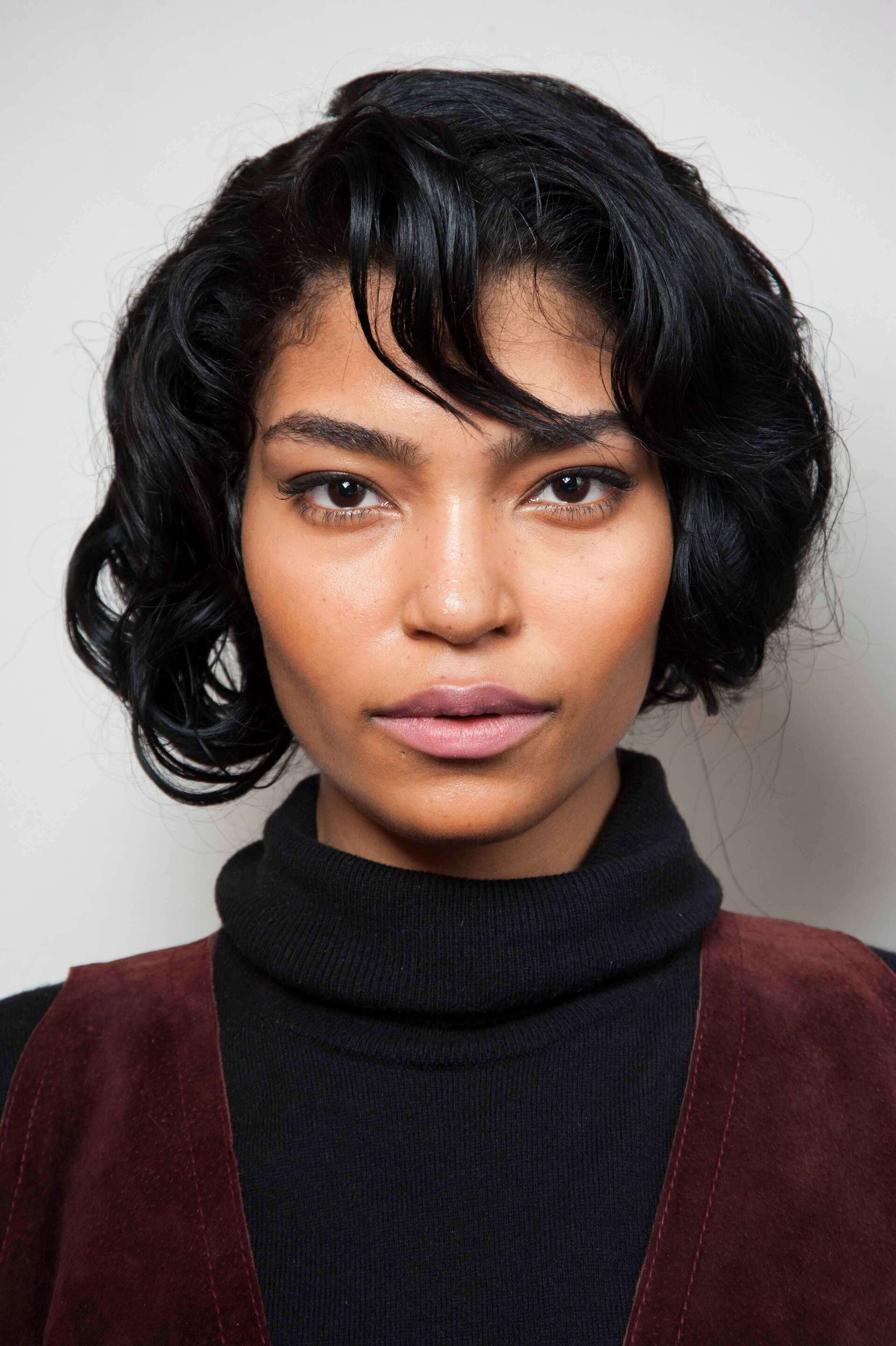 Berikan gaya ikal pada rambut hitammu. (Foto: Indigitalimages.com)