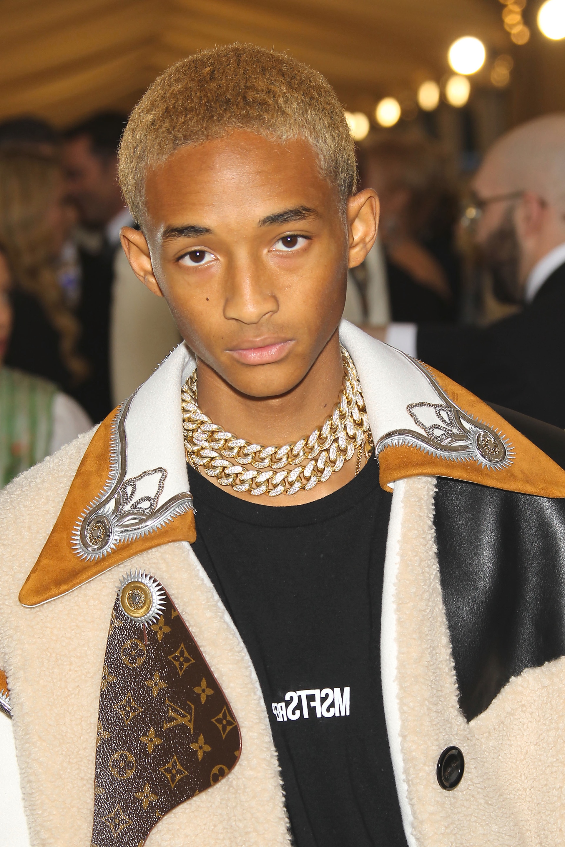 Gaya rambut a la militer dengan warna emas. (Foto : REX by Shutterstock)