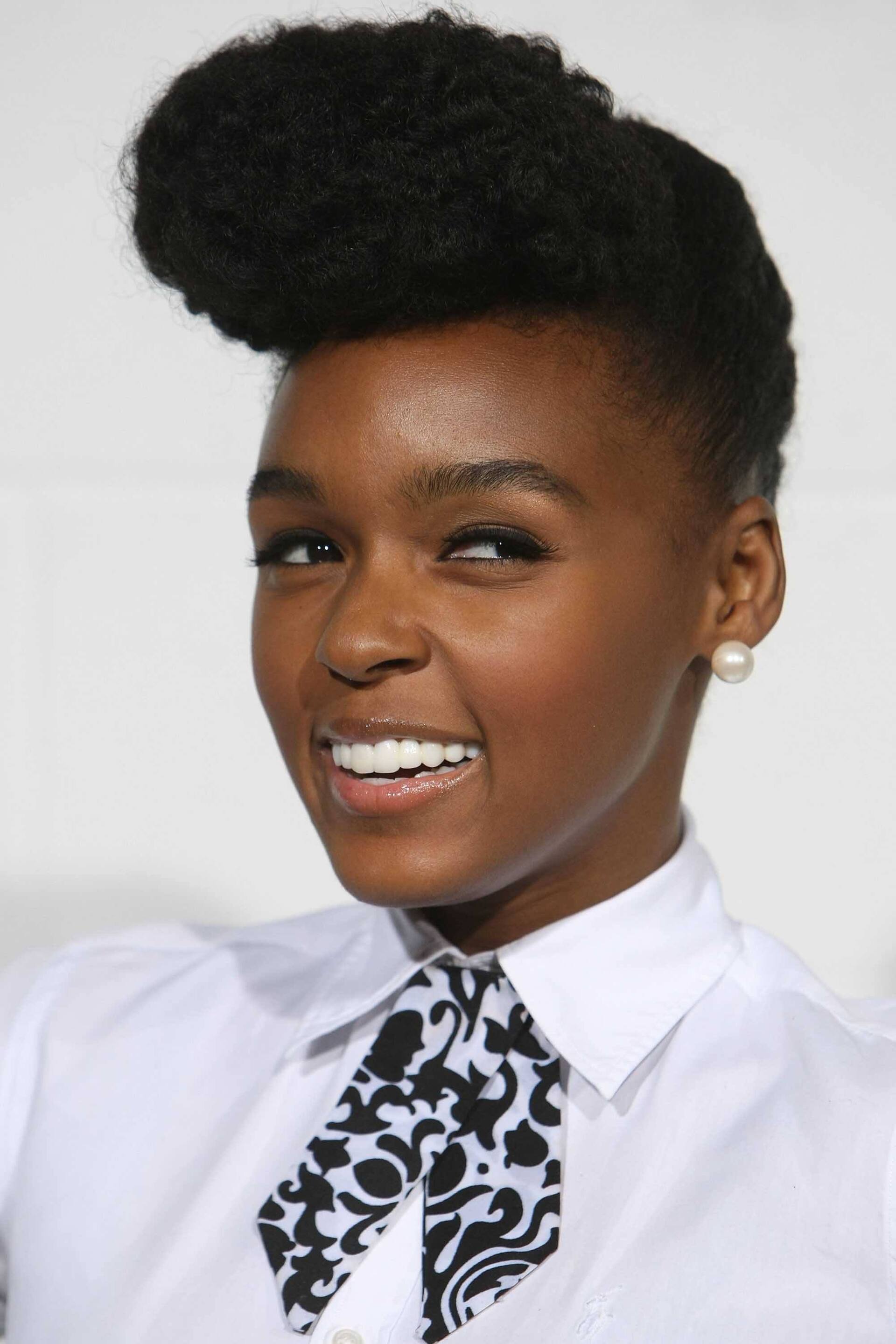 14 Inspirasi Rambut Hitam yang Cantik a la Selebriti Mancanegara