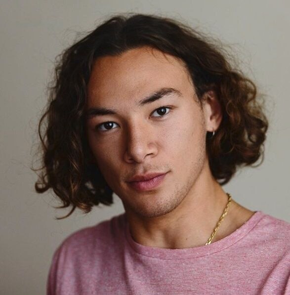 Potongan bob ikal sebahu yang rapi (Sumber: All Things Beauty UK)