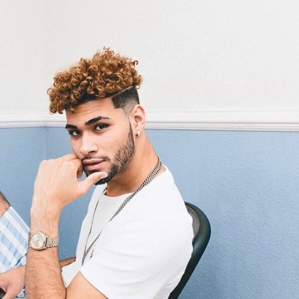 Potongan rambut faux hawk juga cocok untuk rambut keriting, lho. (Sumber: All Things Beauty UK)