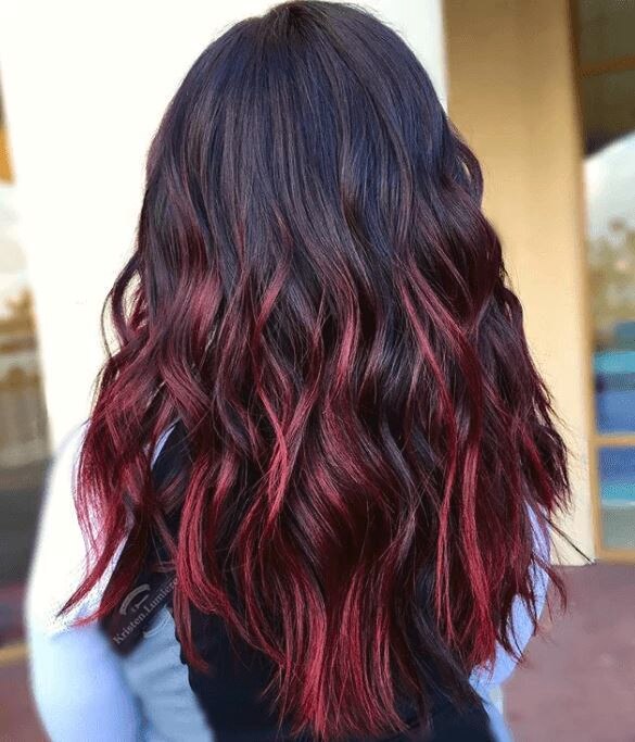 ไอเดียทำสีผมแดงประกายม่วง เฉดสีที่ช่วยขับใบหน้าให้ดูสดใส และมีชีวิตชีวา