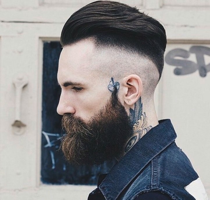 ผู้ชายฝรั่งไว้ ผมสั้นสีดำ หันด้านข้าง โชว์ทรงผมอันเดอร์คัต  ชื่อ ทรง ผม ชาย