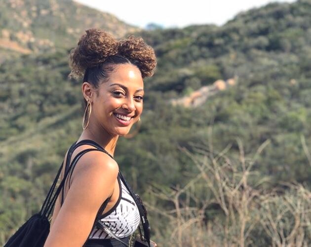 Space bun untuk workout pada rambut keriting