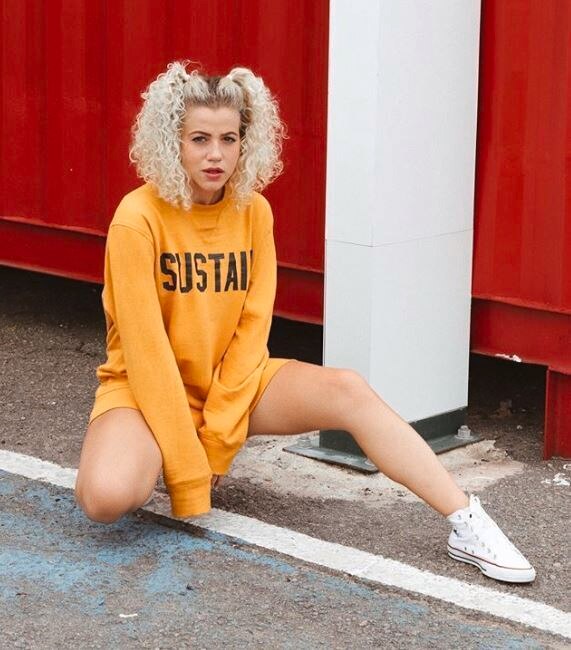 Kuncir dua untuk rambut sedang dan keriting