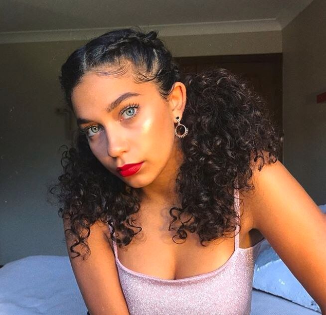 Kuncir dua dengan kepang di poni