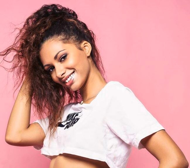 Gaya rambut keriting top knot and tight