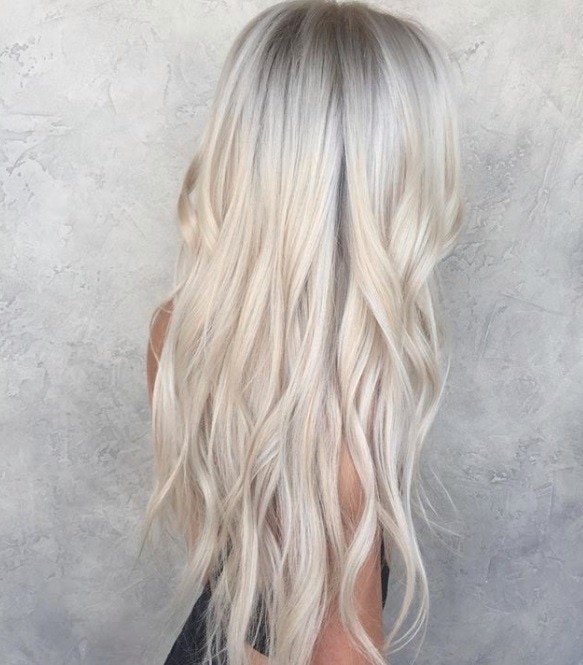 สีผมบลอนด์เทาเหลือบทอง (Credit: Instagram.com/taylor_lamb_hair)