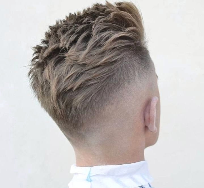 นายแบบฝรั่ง ผมสีบลอนด์เข้ม ไว้ทรงผมเฟด ชื่อ ทรง ผม ชาย