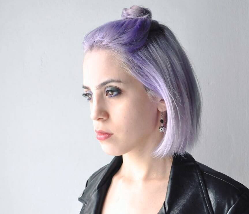 Warna rambut violet cocok berpadu dengan silver. (Foto: Shutterstock)