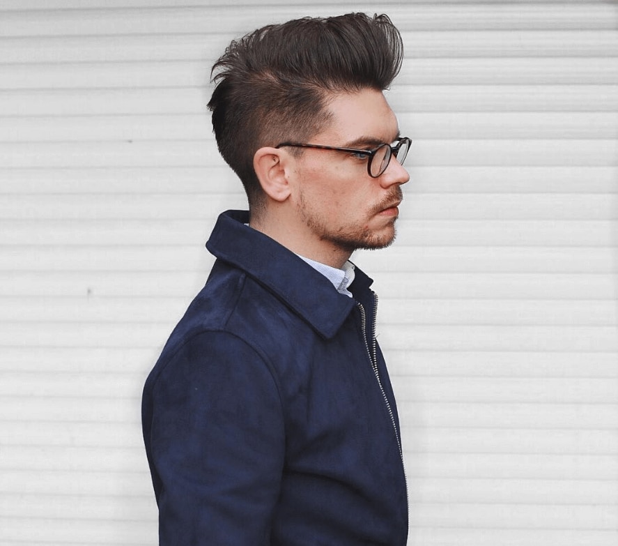 ผู้ชายฝรั่ง ไว้ผมสั้น ผมสีดำ  ใส่แว่นตา ทำทรงผมควิฟฟ์ ชื่อ ทรง ผม ชาย