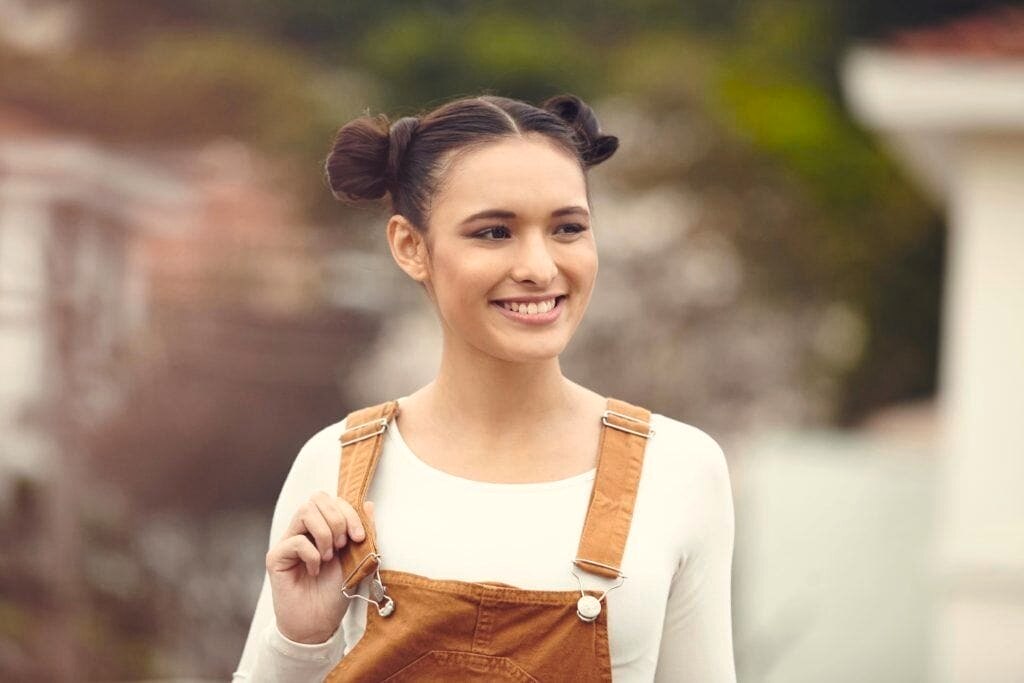 Keren dan dijamin anti ribet; itulah gaya rambut space bun!
(Foto: Dvora)