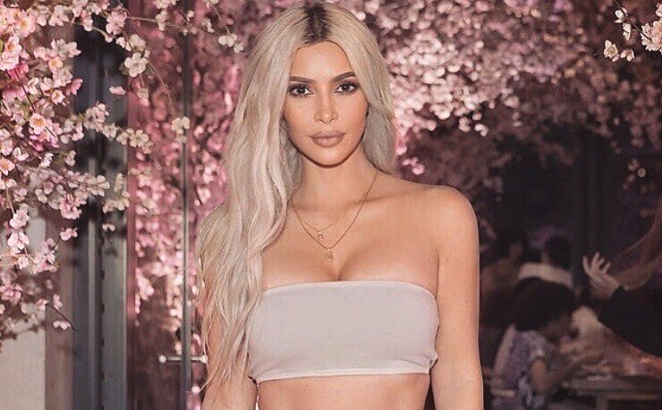 Woman with blonde money piece highlights on brown hair