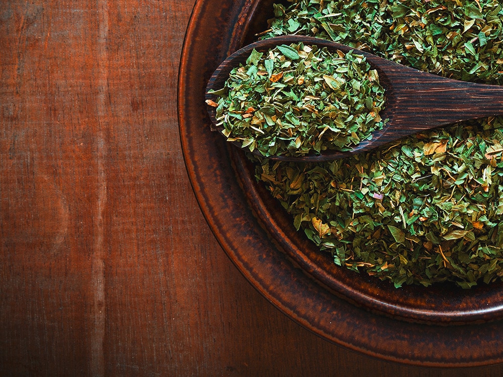 เมนูผัดผักใบเหลียงผัดไข่บนโต๊ะมีคนอร์อร่อยชัวร์วางอยู่