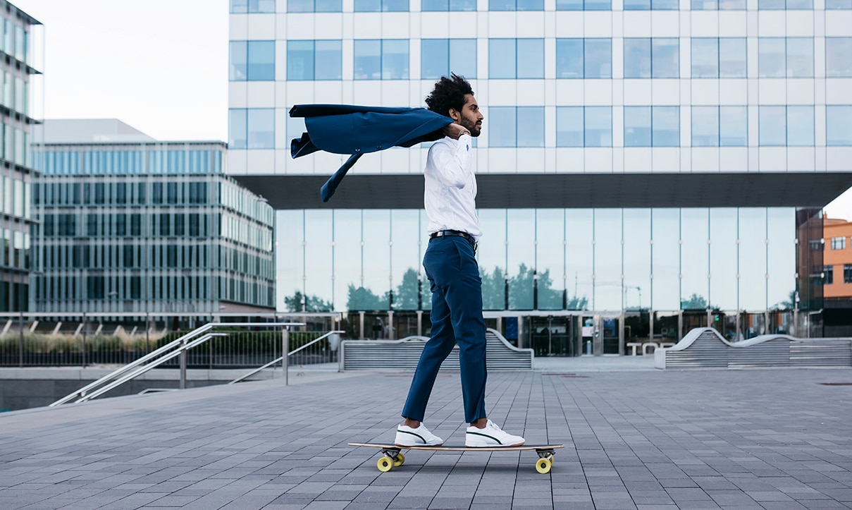 Hombre en una patineta