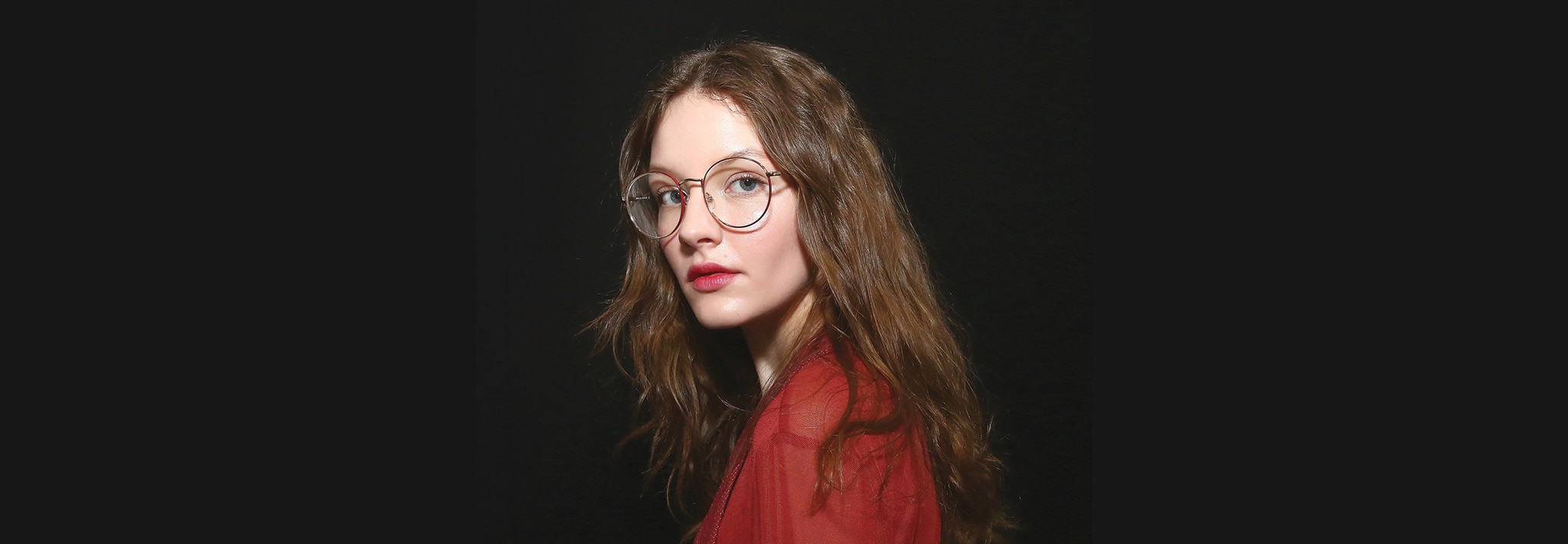 A model with big round eyeglasses