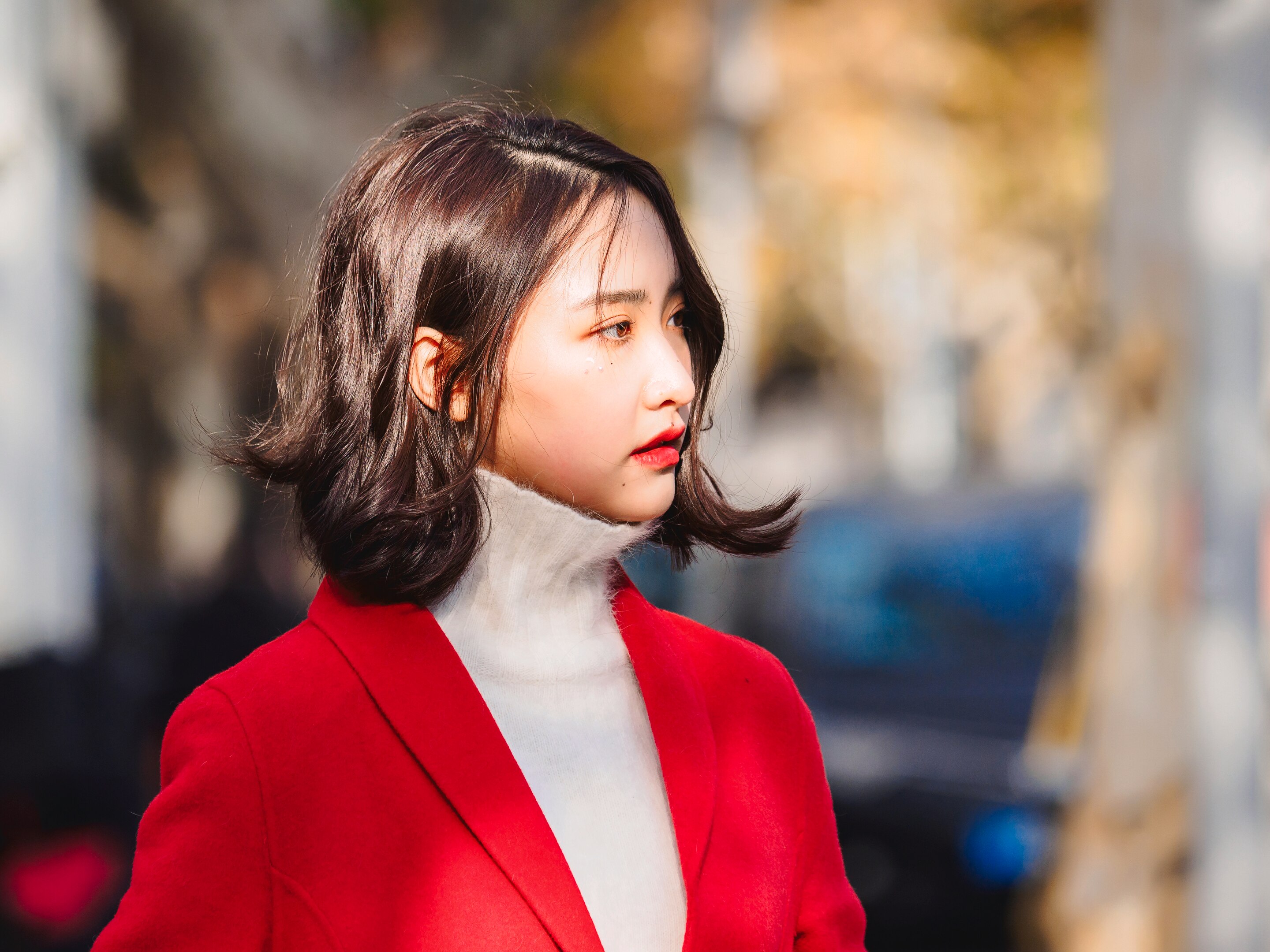 Memadukan see trough bangs dengan rambut bob sebahu bisa mempermanis bentuk wajahmu, lho! (Foto: Shutterstock)