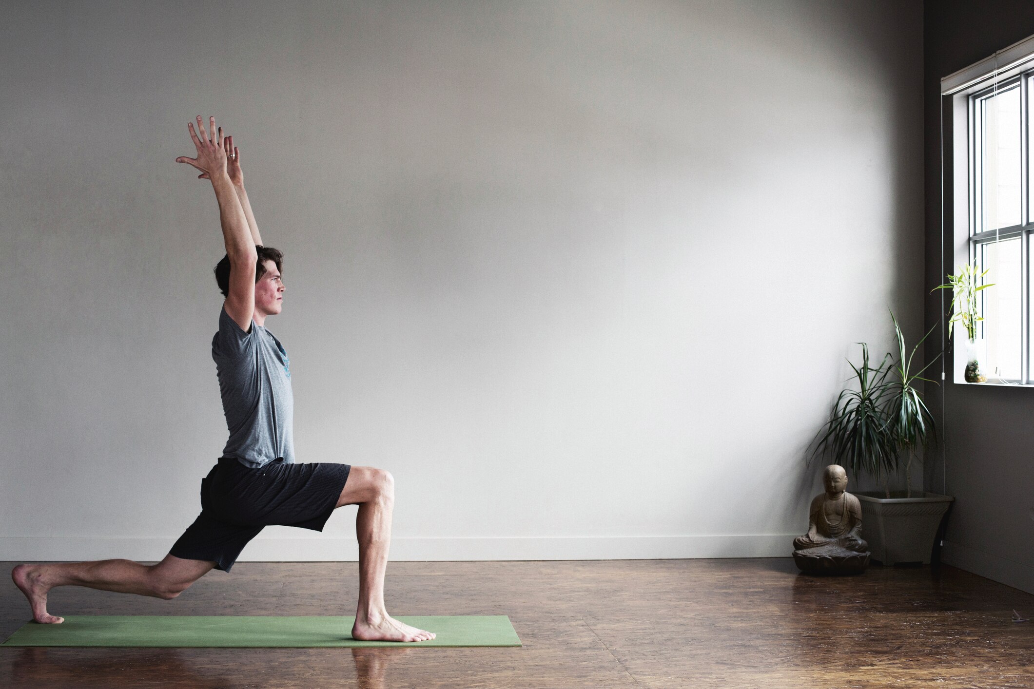 Mann beim Yoga
