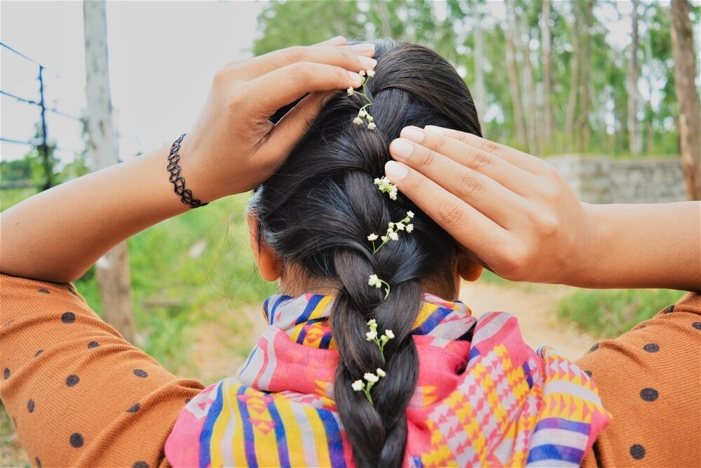 Ide cara kepang rambut modern untuk ciptakan style bohemian