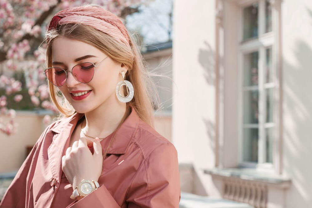 Inspirasi cara menghias rambut mudah dengan headband