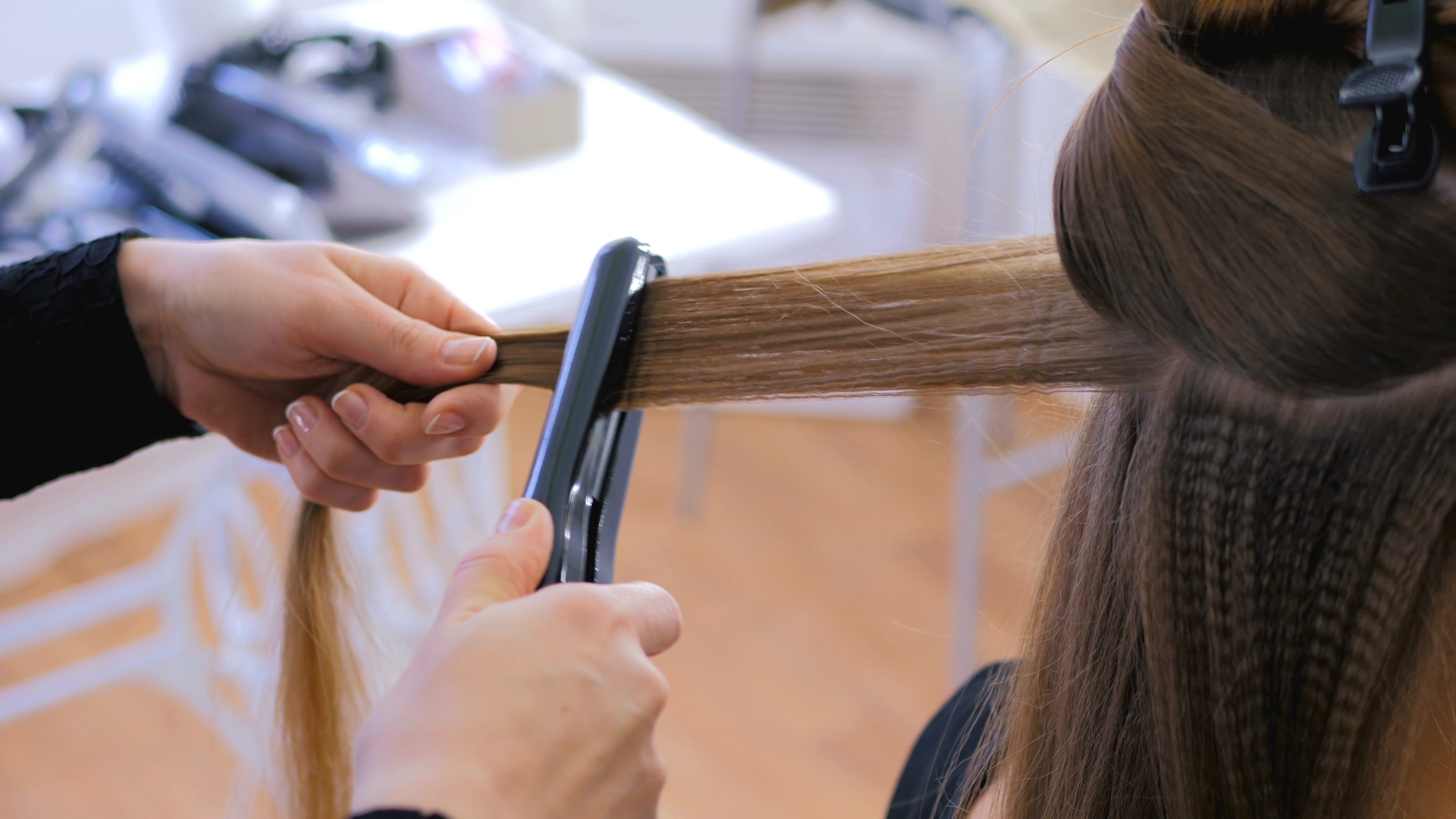 Cara catok rambut sendiri di rumah seperti hasil salon