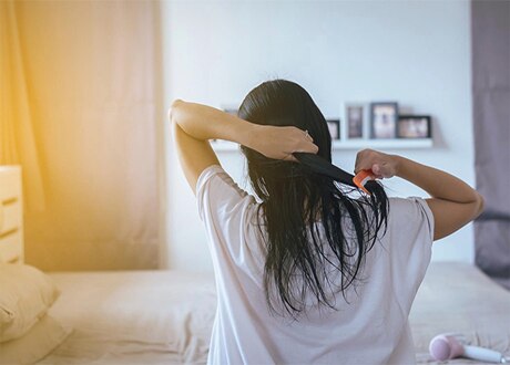 Hindari mengikat rambut dalam keadaan basah