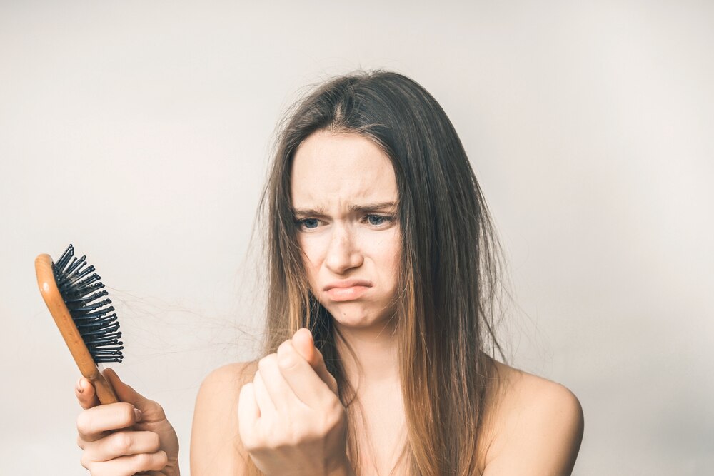 rambut rontok menempel di sisir