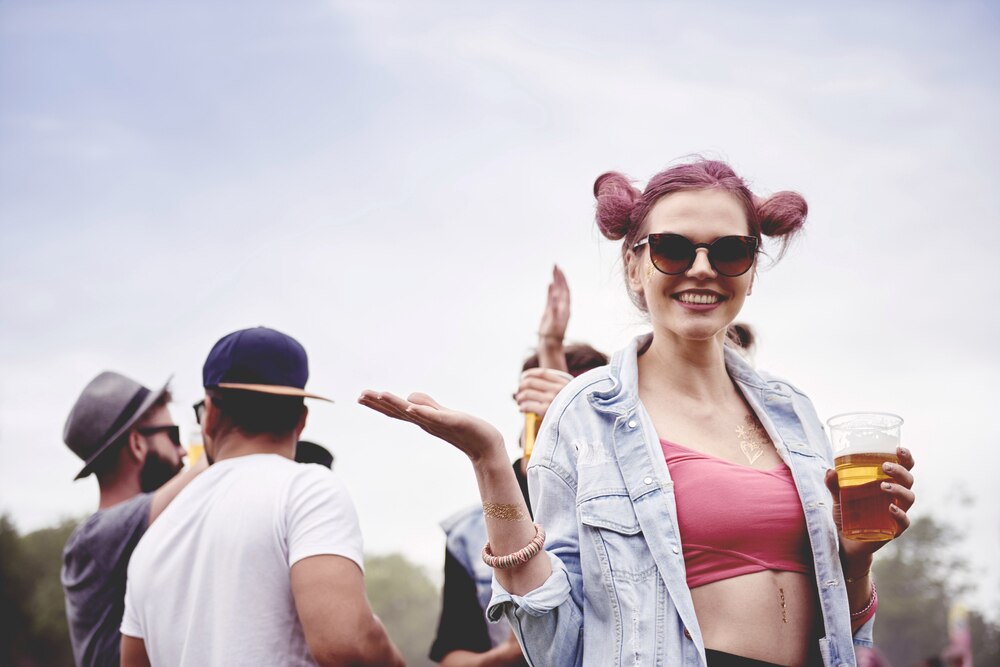 Tren Warna Rambut Burgundy yang Cocok untuk Ke Festival Musik