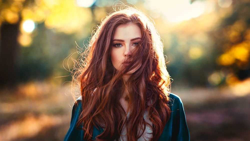 Tren Warna Rambut Burgundy yang Cocok untuk Ke Festival Musik