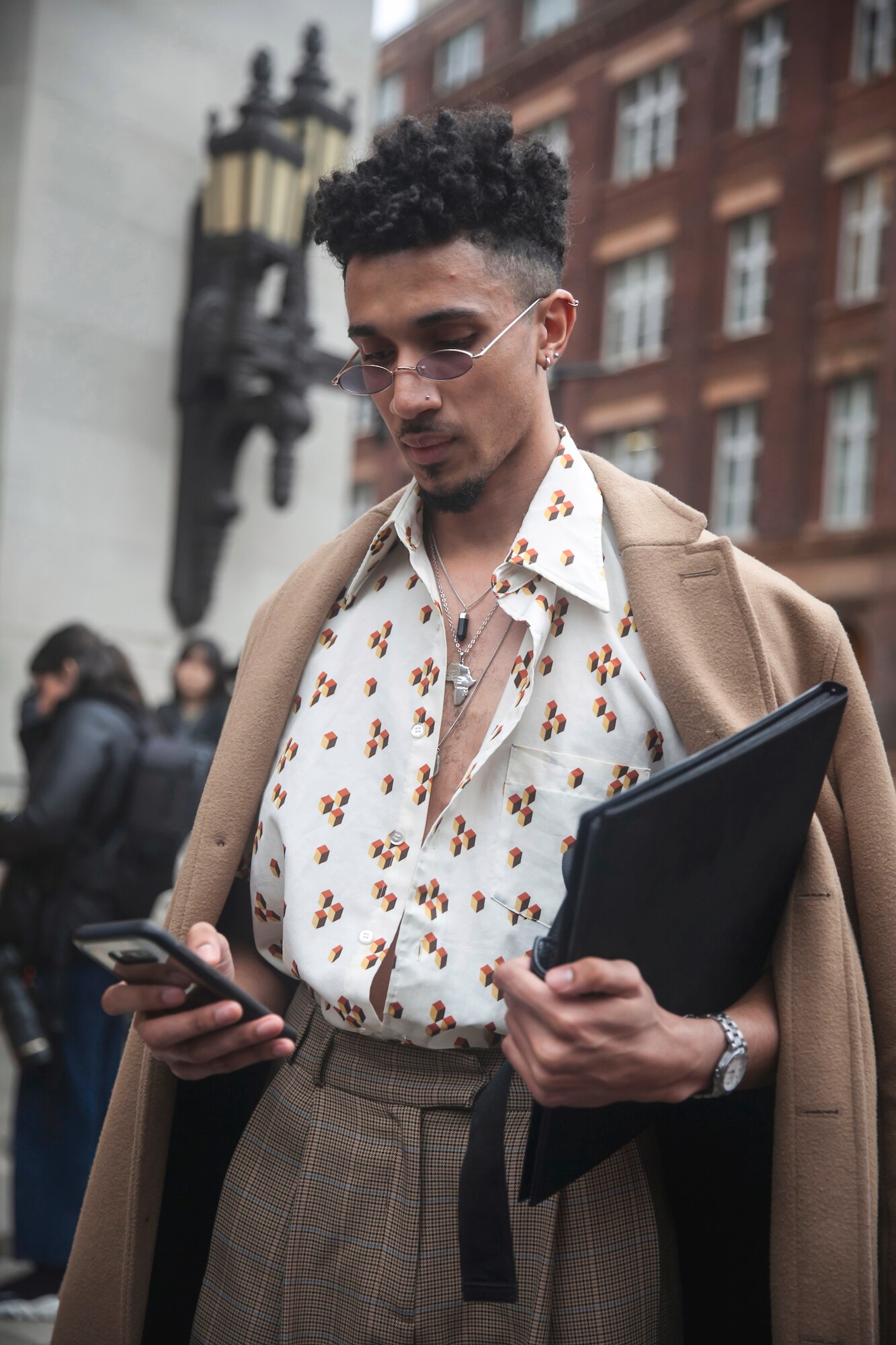 Mohawk tak hanya untuk rambut lurus. (Foto: Shutterstock)