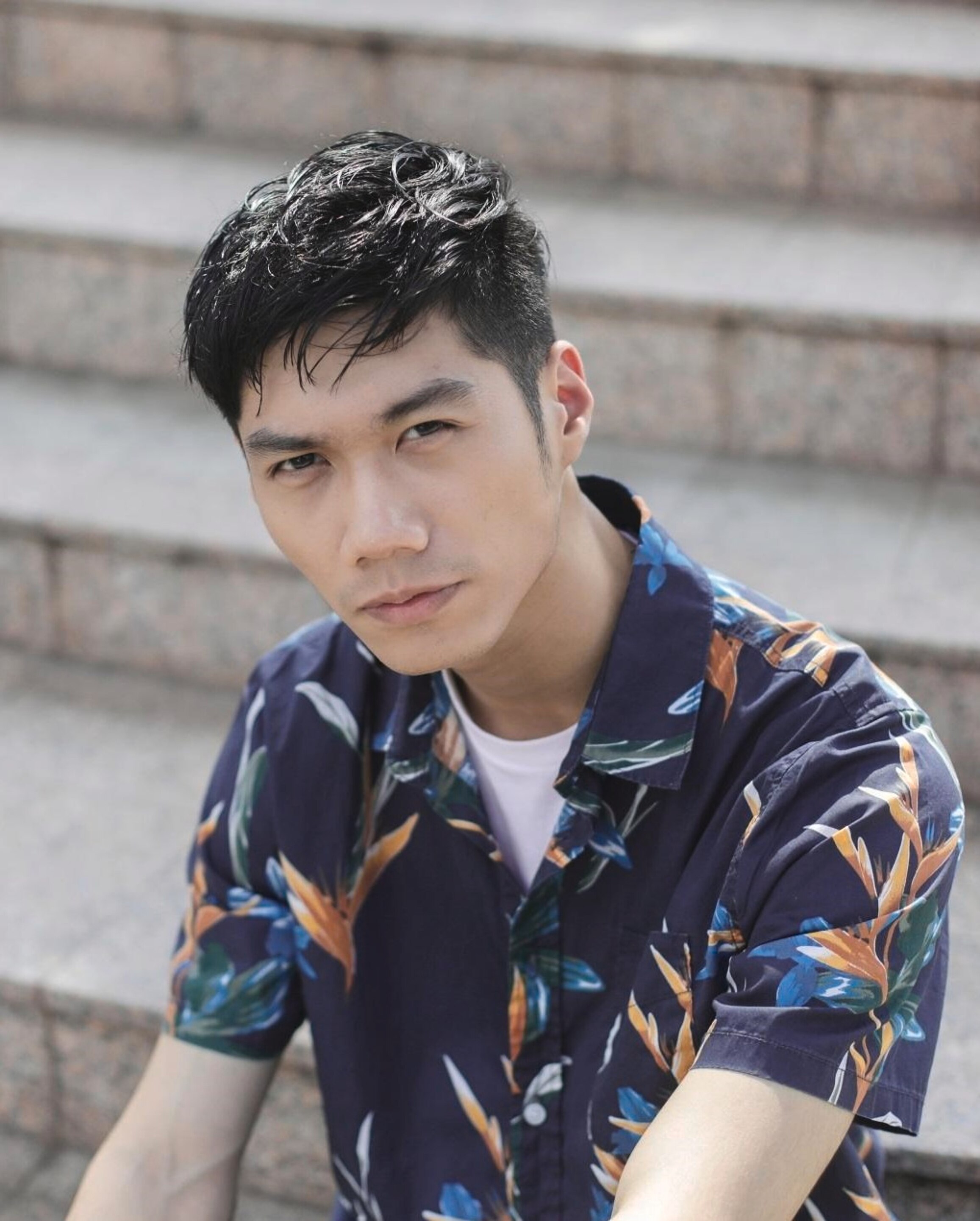 pria asia dengan gaya textured hair