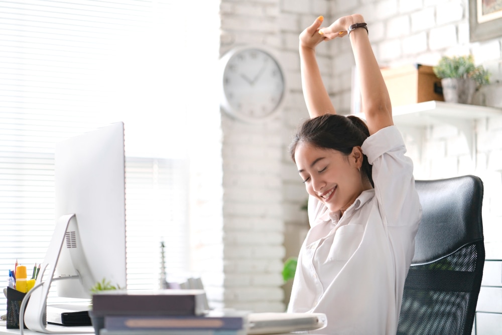 Di Kantor Seharian, Jaga Tubuh Tetap Fit dengan 5 Tips Berikut