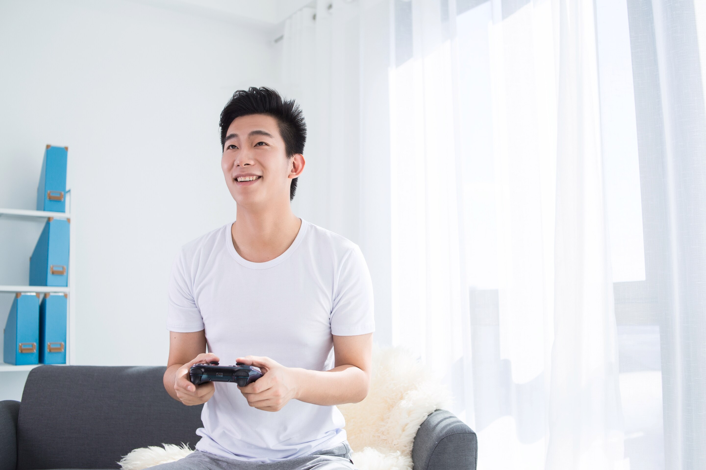 pria sedang bermain game