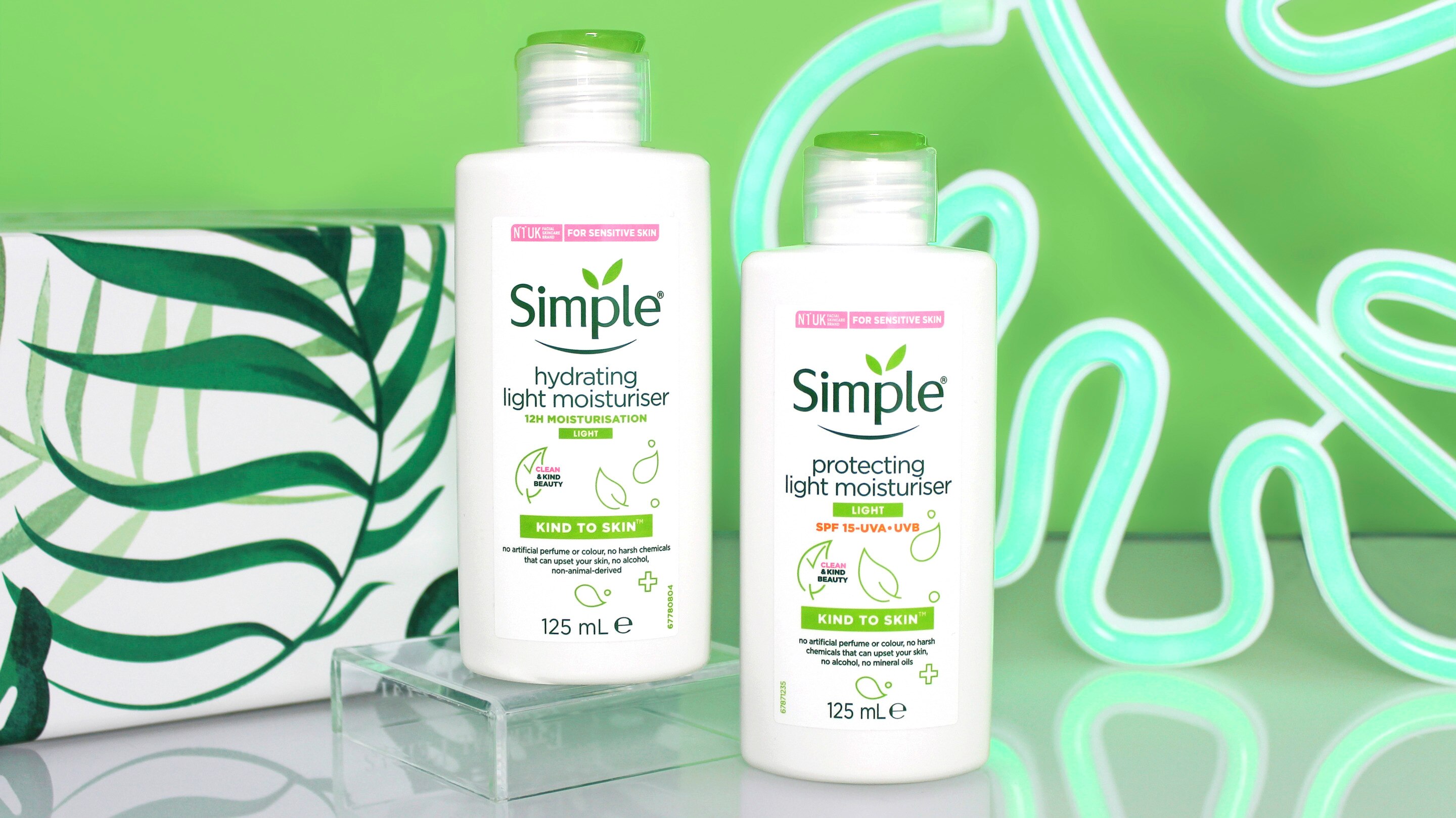 Sữa rửa mặt dưỡng ẩm Simple Moisturising Facial Wash và kem dưỡng ẩm Simple Hydrating Light Moisturiser cùng tai nghe và thảm tập yoga xanh