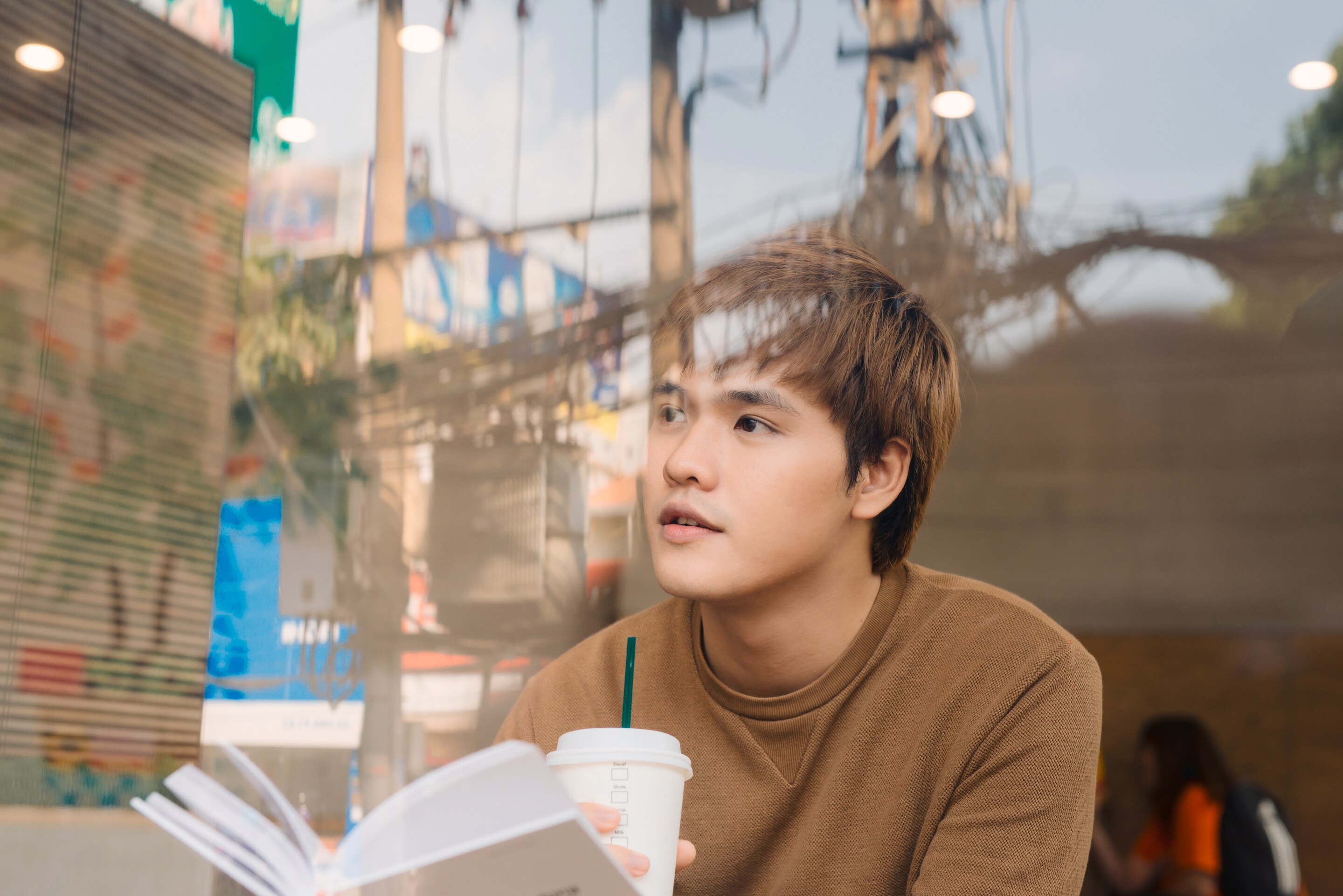 pria dengan rambut berwarna