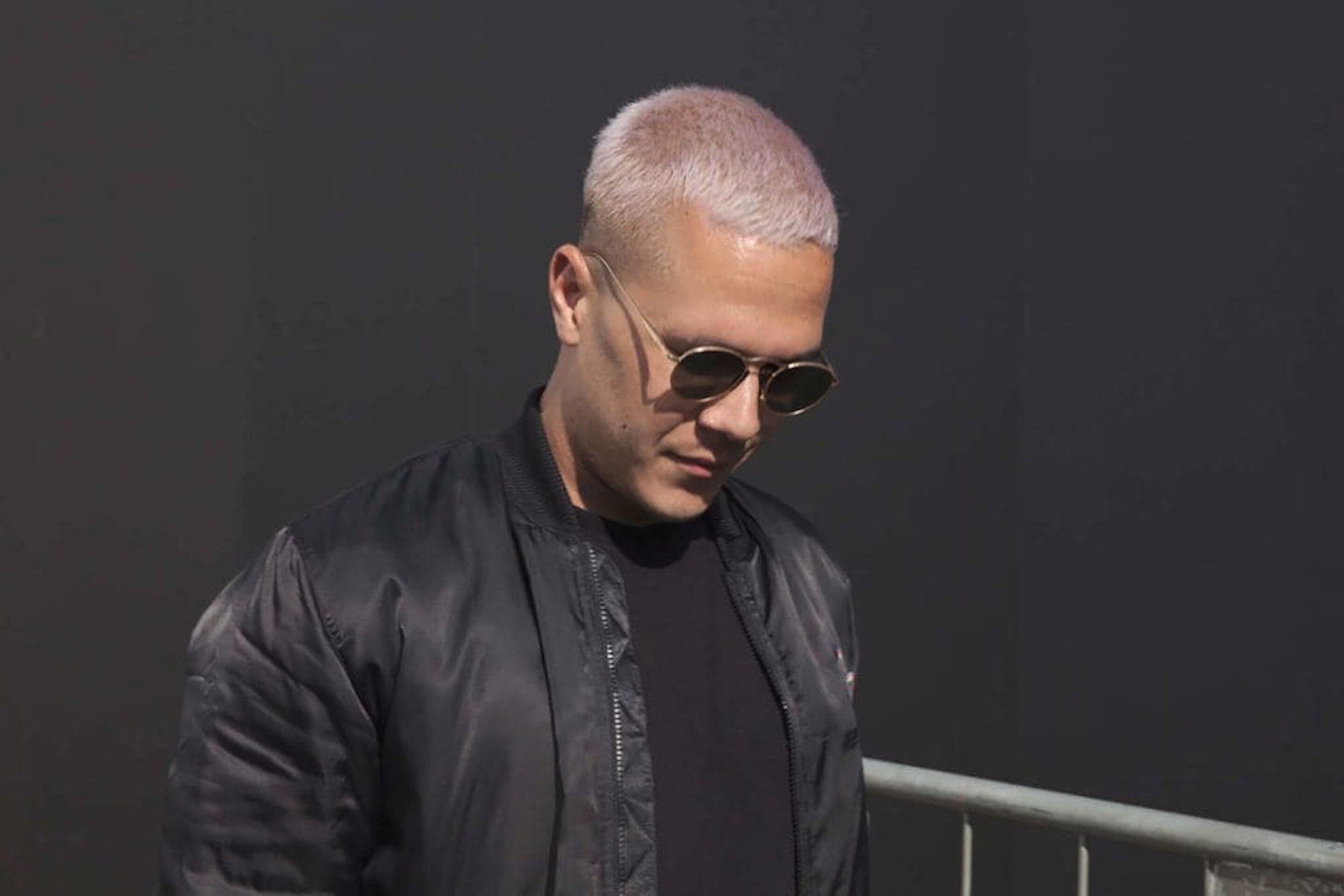 pria dengan rambut pendek berwarna