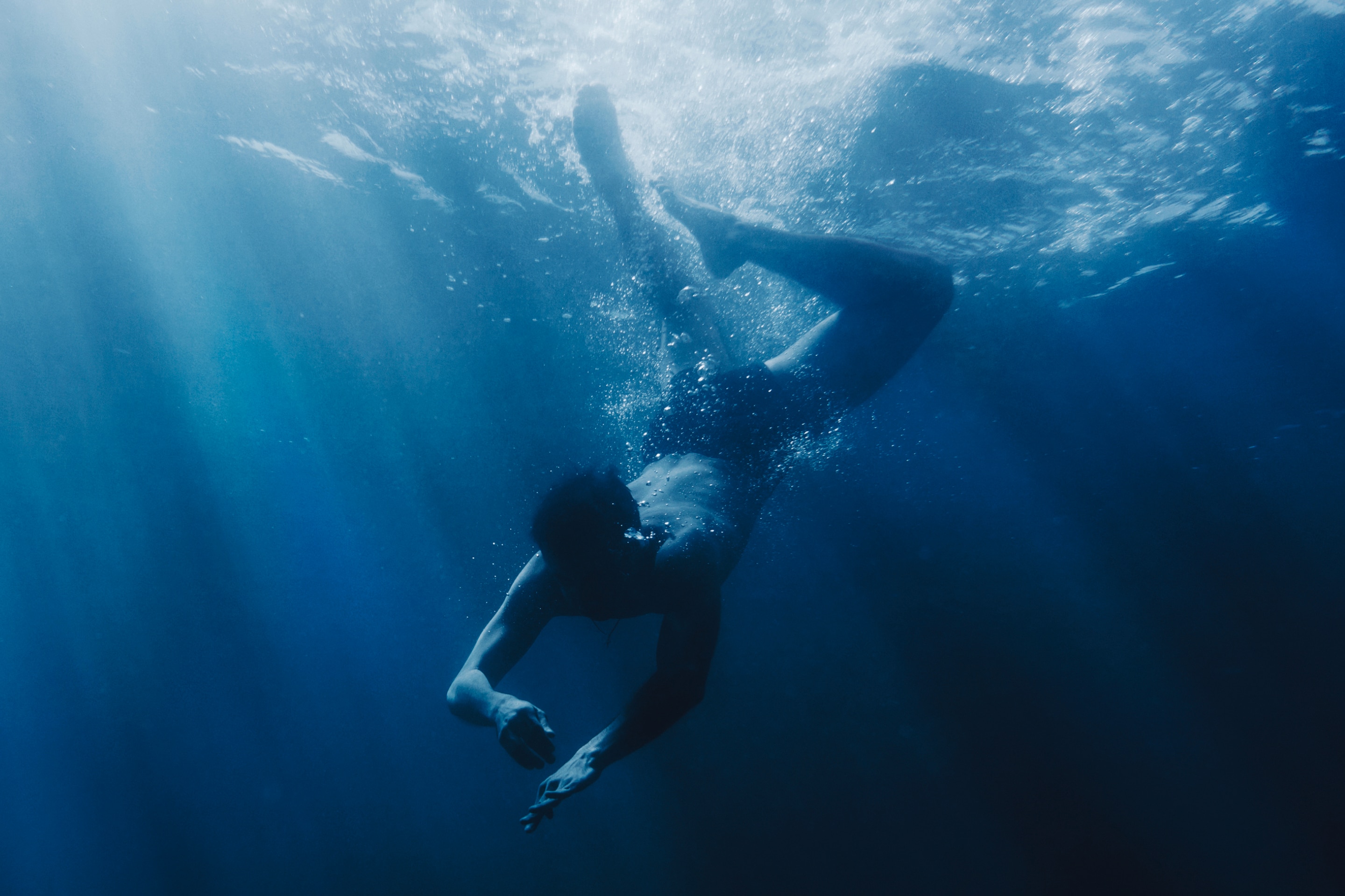 девушка под водой фотосессия 4к. Man underwater. People underwater. борьба стихий. скопление рыб вокруг акулы.