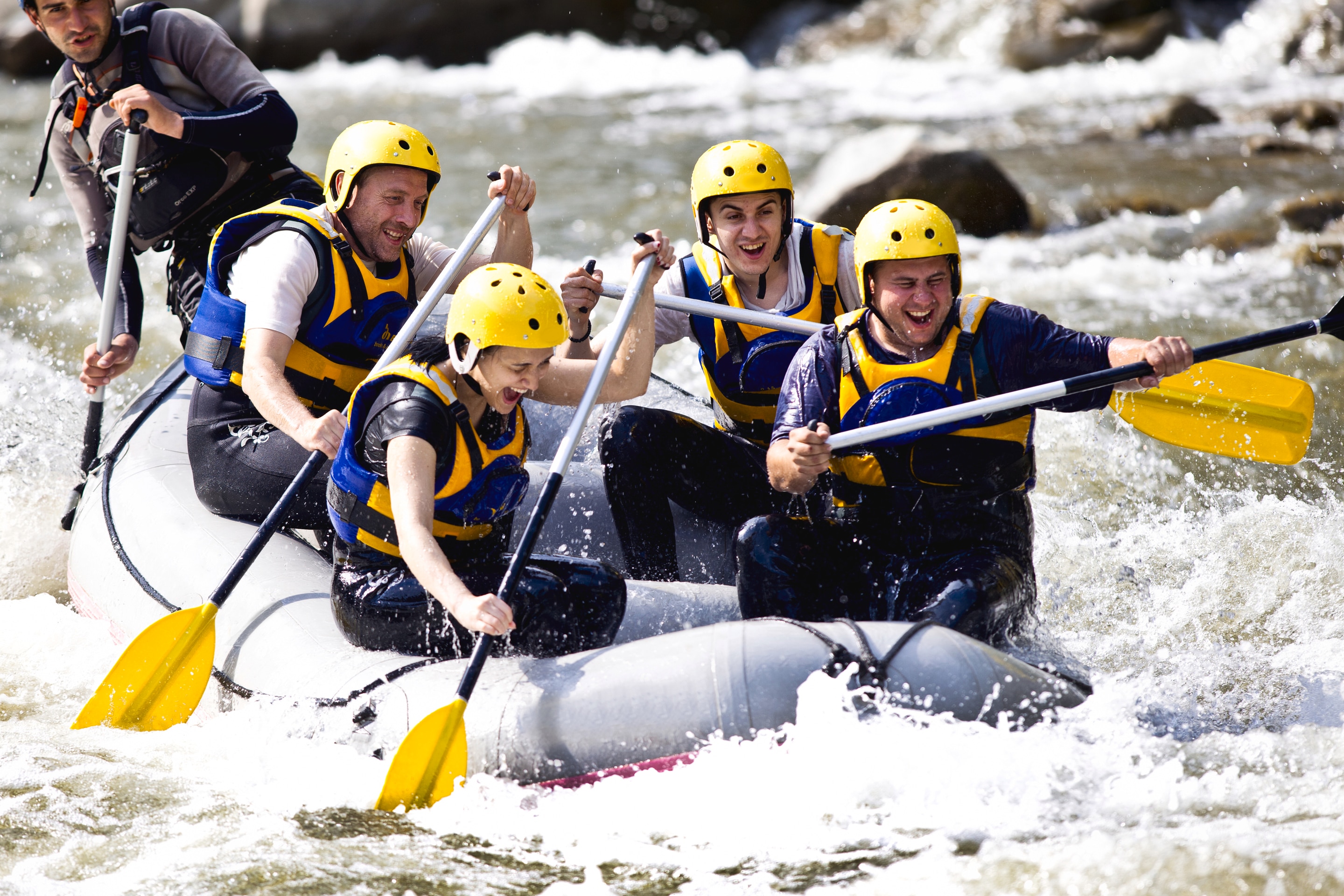 sekelompok pria sedang bermain arung jeram