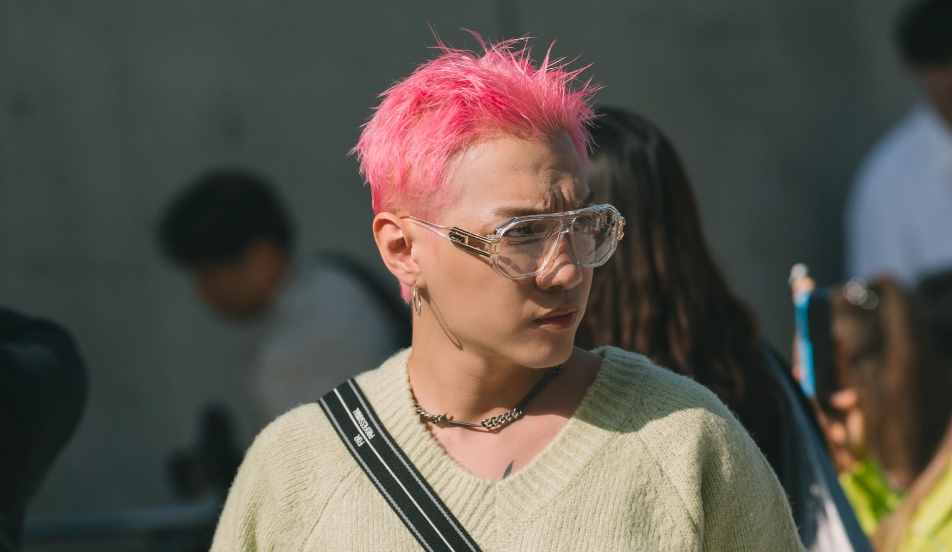 pria dengan rambut pendek berwarna